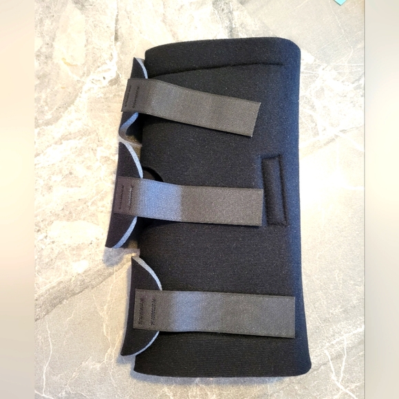 Black Ice Pack Knee Wrap With Two Gel Ice Packs - Picture 1 of 3